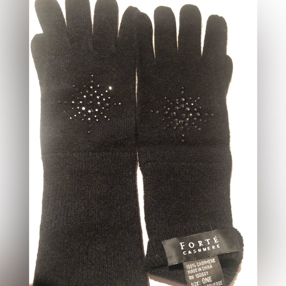 NWT Gorgeous Forte Cashmere black cashmere gloves with snowflake jeweled detail